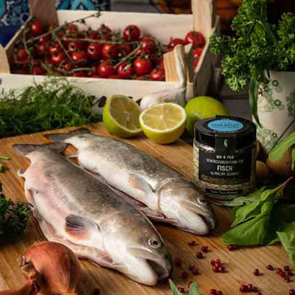 Fische, Gewürz, Kräuter, Tomaten, Zitrone.