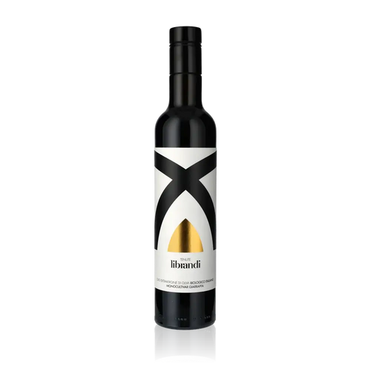 Flasche Tenute Librandi Bio-Olivenöl vor schwarzem Hintergrund.