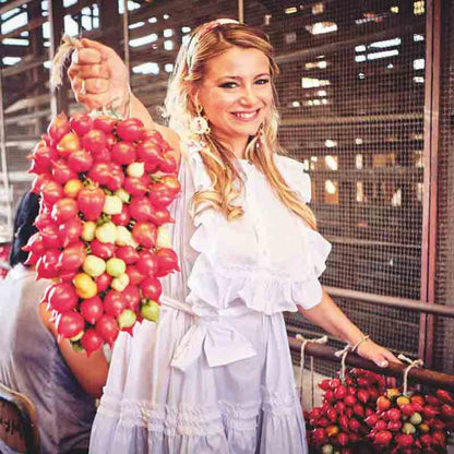 Diana, Eigentümerin von Italianavera, präsentiert aromatische Tomaten aus Kampanien.