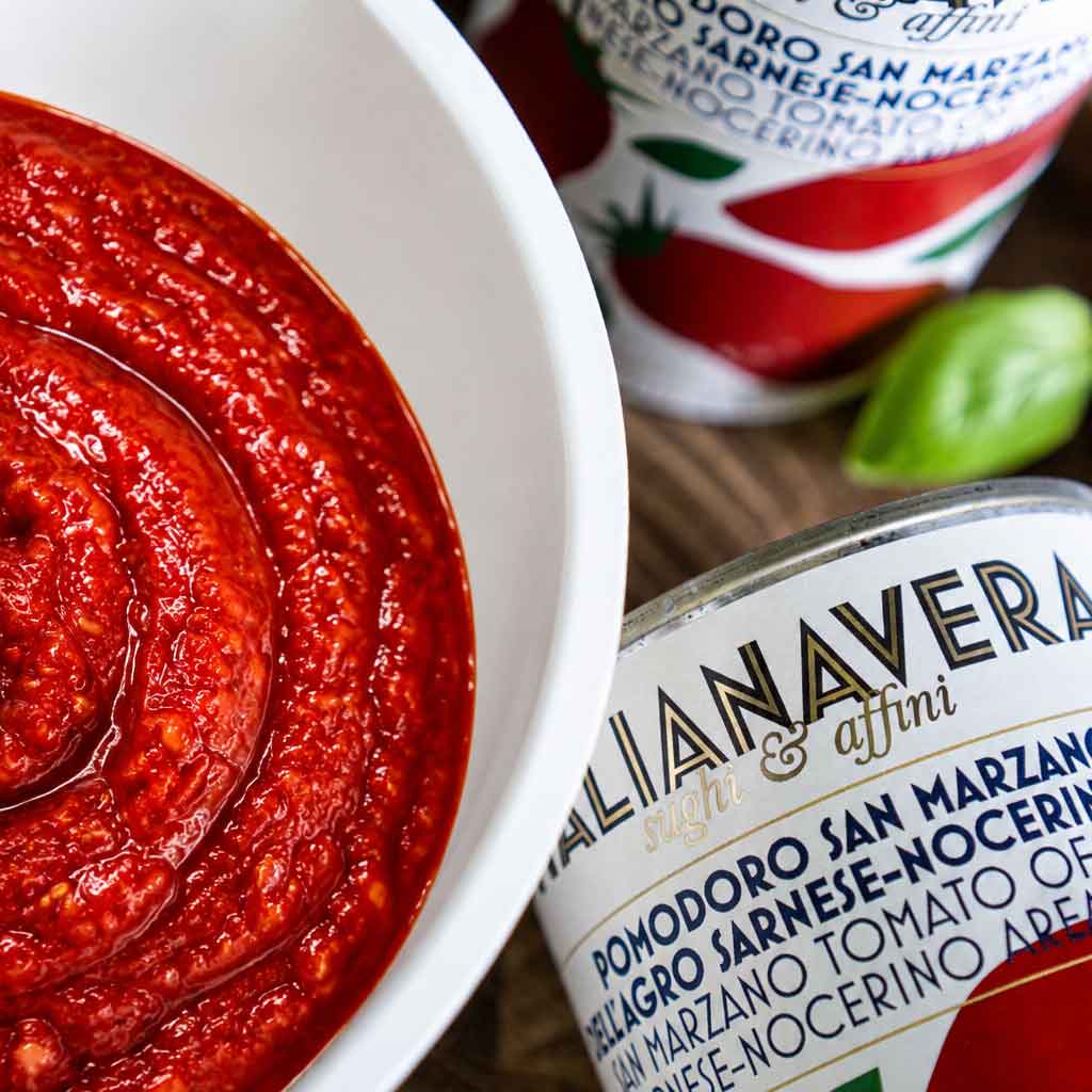 Tomatensugo in einem weißen Topf
