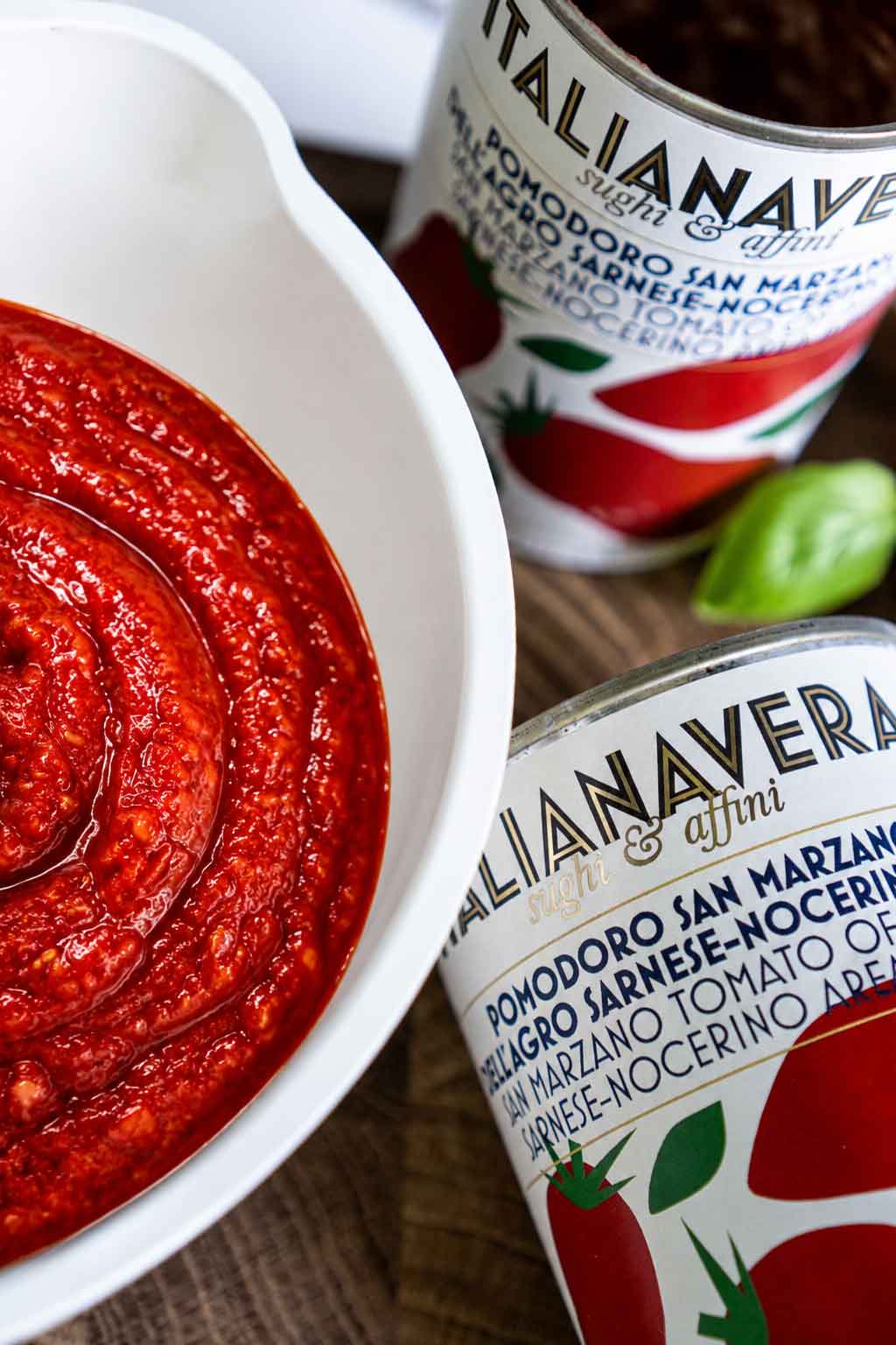 Rotes Tomatensugo in einem weißen Topf