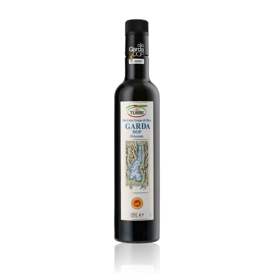 Turri Garda DOP Olivenölflasche auf schwarzem Hintergrund.