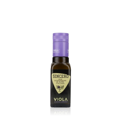 Viola Sincero Olivenölflasche vor schwarzem Hintergrund.