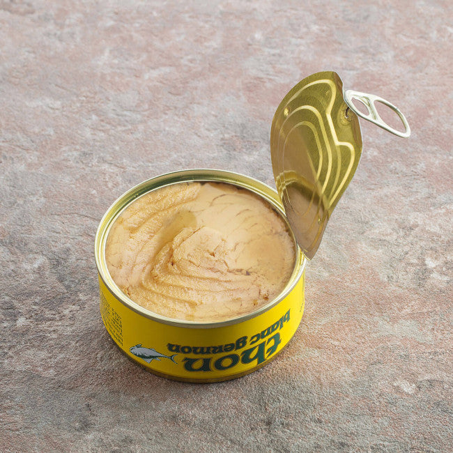 Dose mit Albacore Thunfisch in Olivenöl geöffnet.