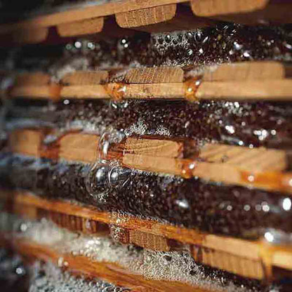 Apfelpressvorgang mit Holzplatten.
