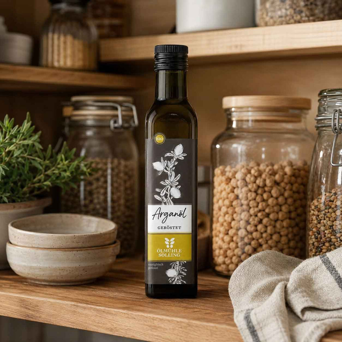 Eine Flasche Arganöl steht in einem Vorratsschrank