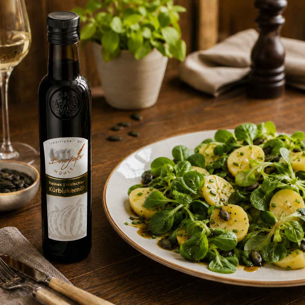 Berghofer Kürbiskernöl zu steirischen Erdäfel-Vogerl-Salat