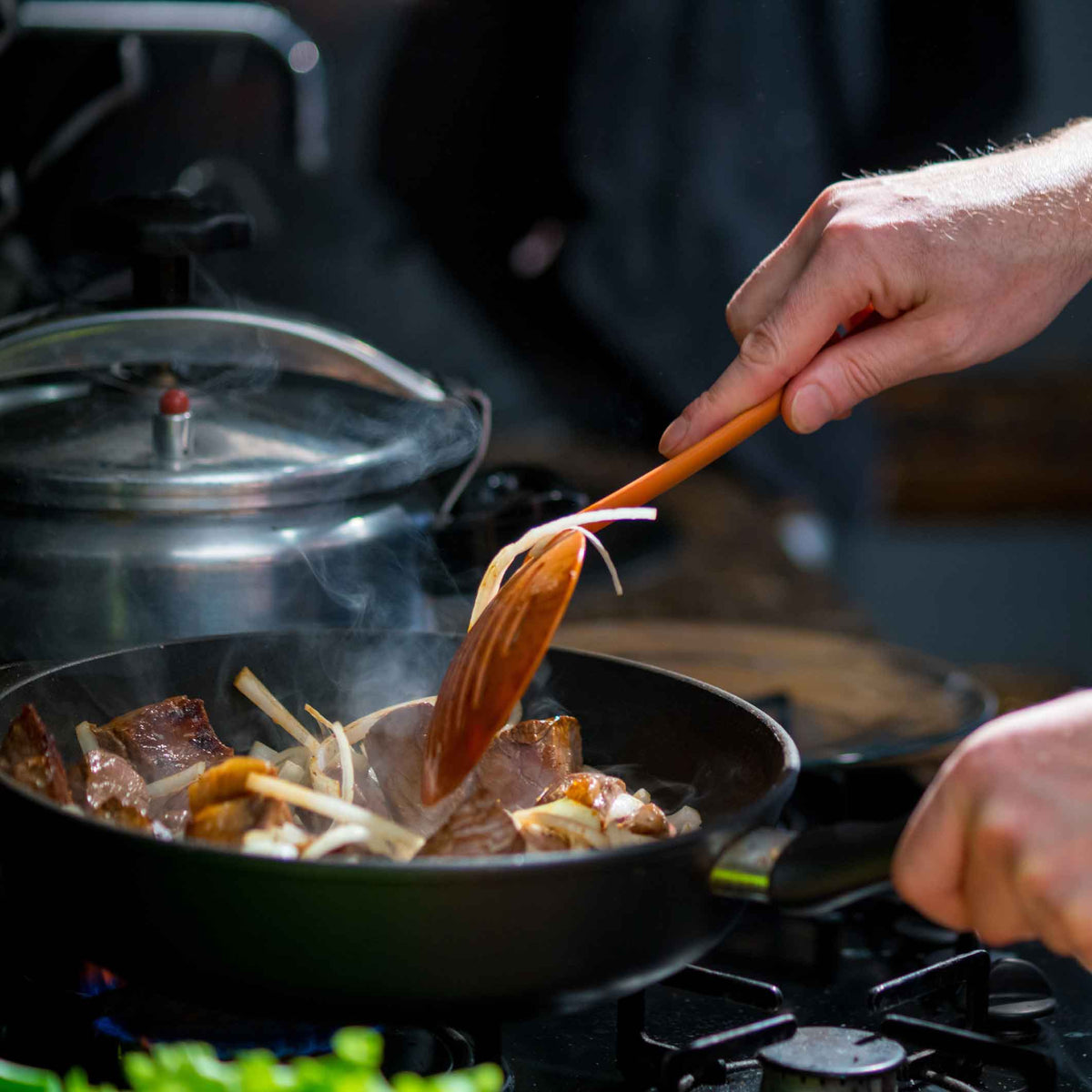 Fleisch wird in einer Pfanne angebraten