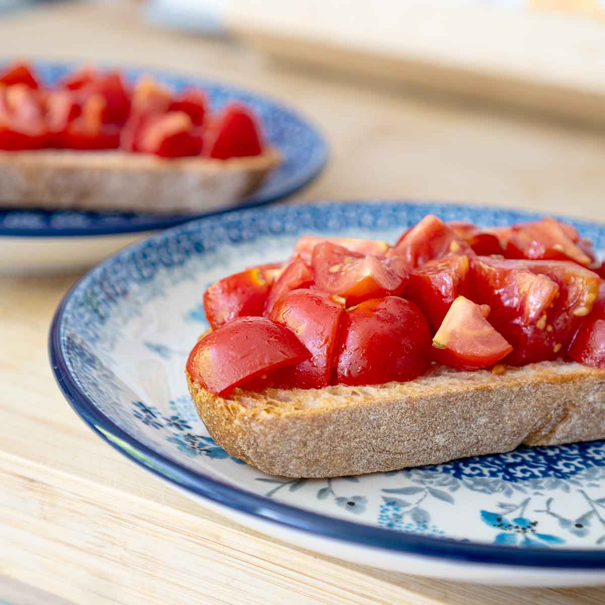 Mit Tomaten belegtes Weissbrot