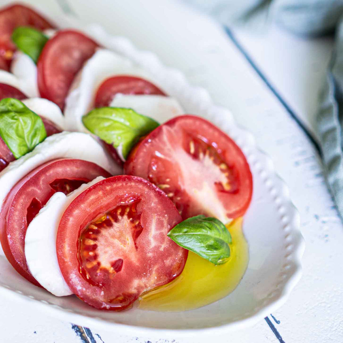 Caprese-Salat aus Fleischtomaten und Fior di Latte (Mozzarella)