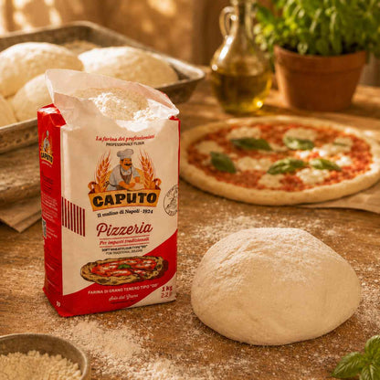 Offene Packung Caputo Pizzera Pizzamehl neben einer selbst gemachten Teigkugel.