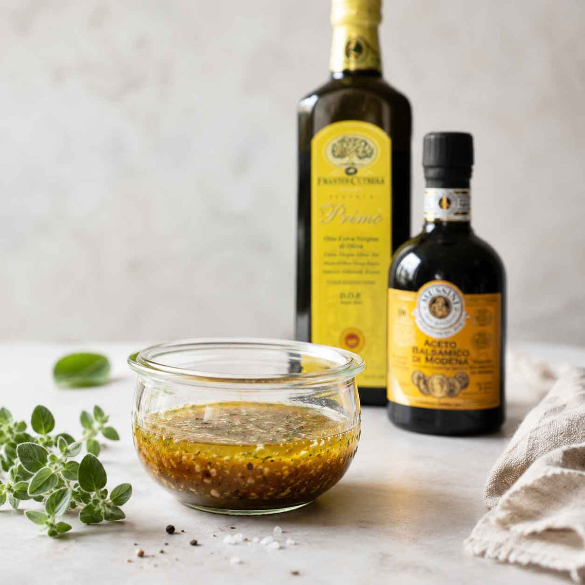 Italienisches Dressing aus Olivenöl und Balsamico