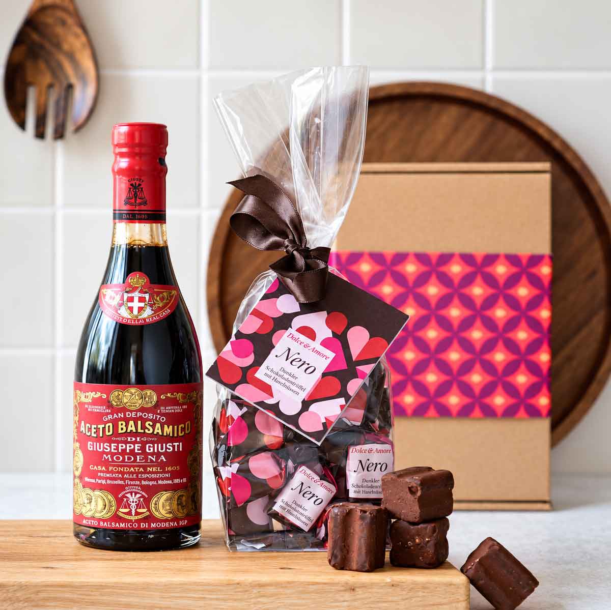 Balsamico und Schokotrüffel mit Gechenkkarton im Hintergrund