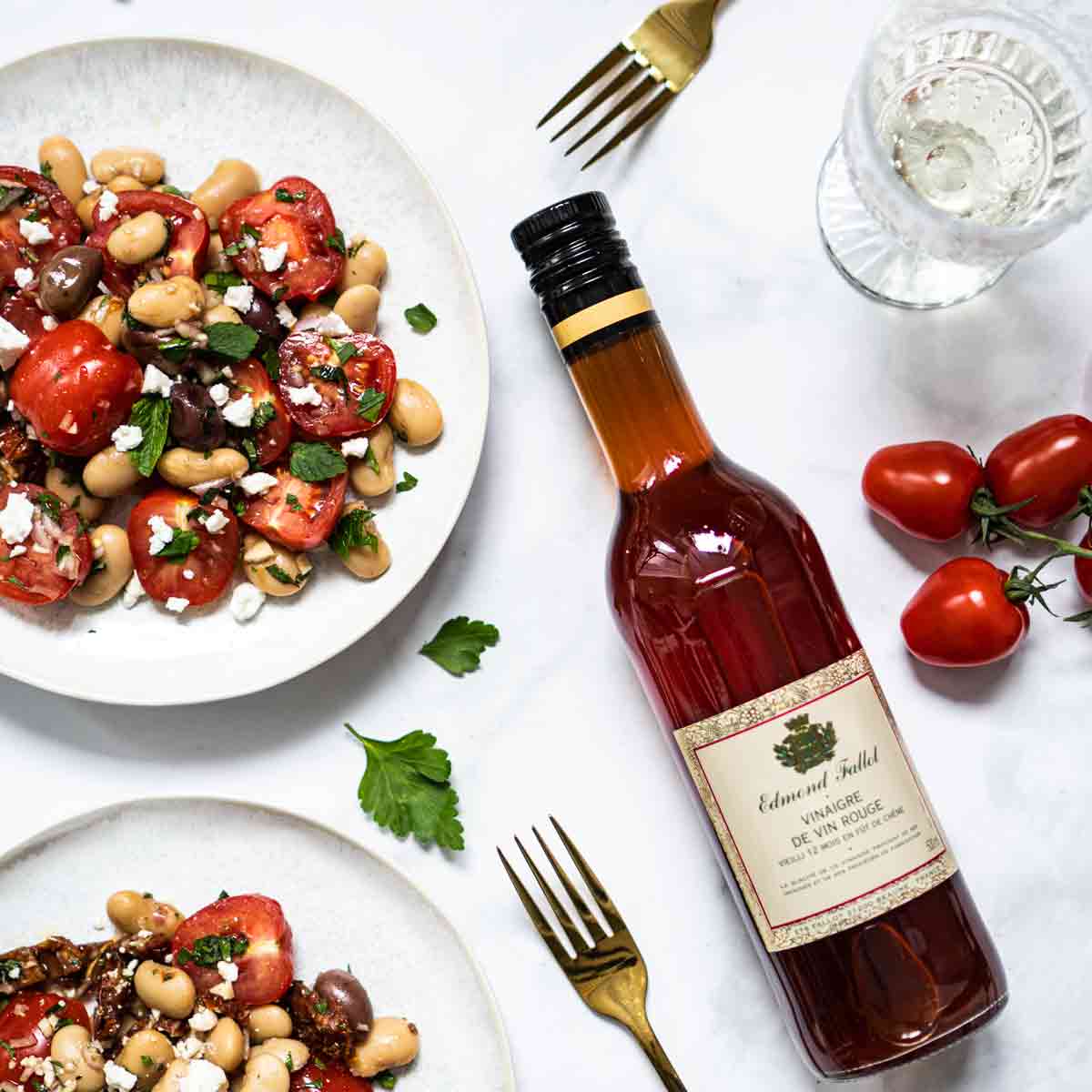 Rotweinessig, Bohnensalat, Tomaten, Gabeln, Glas, Fallot-Flasche.