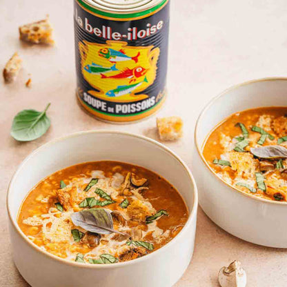 Fischsuppe in Schalen, La Belle-Iloise Dose im Hintergrund.