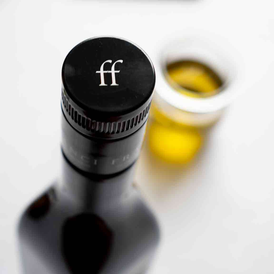 Frantoio Franci Olivenölflasche und Schale mit Olivenöl.