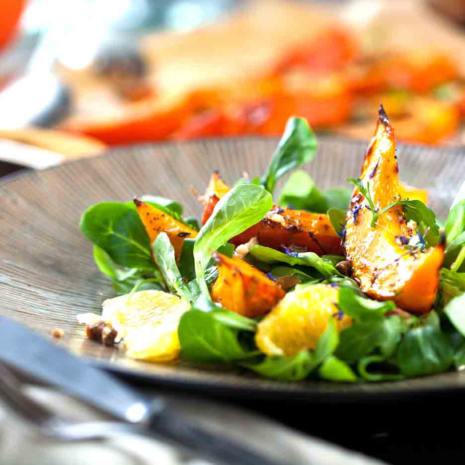 Gerösteter Kürbis auf Feldsalat mit Orangen und Nüssen.