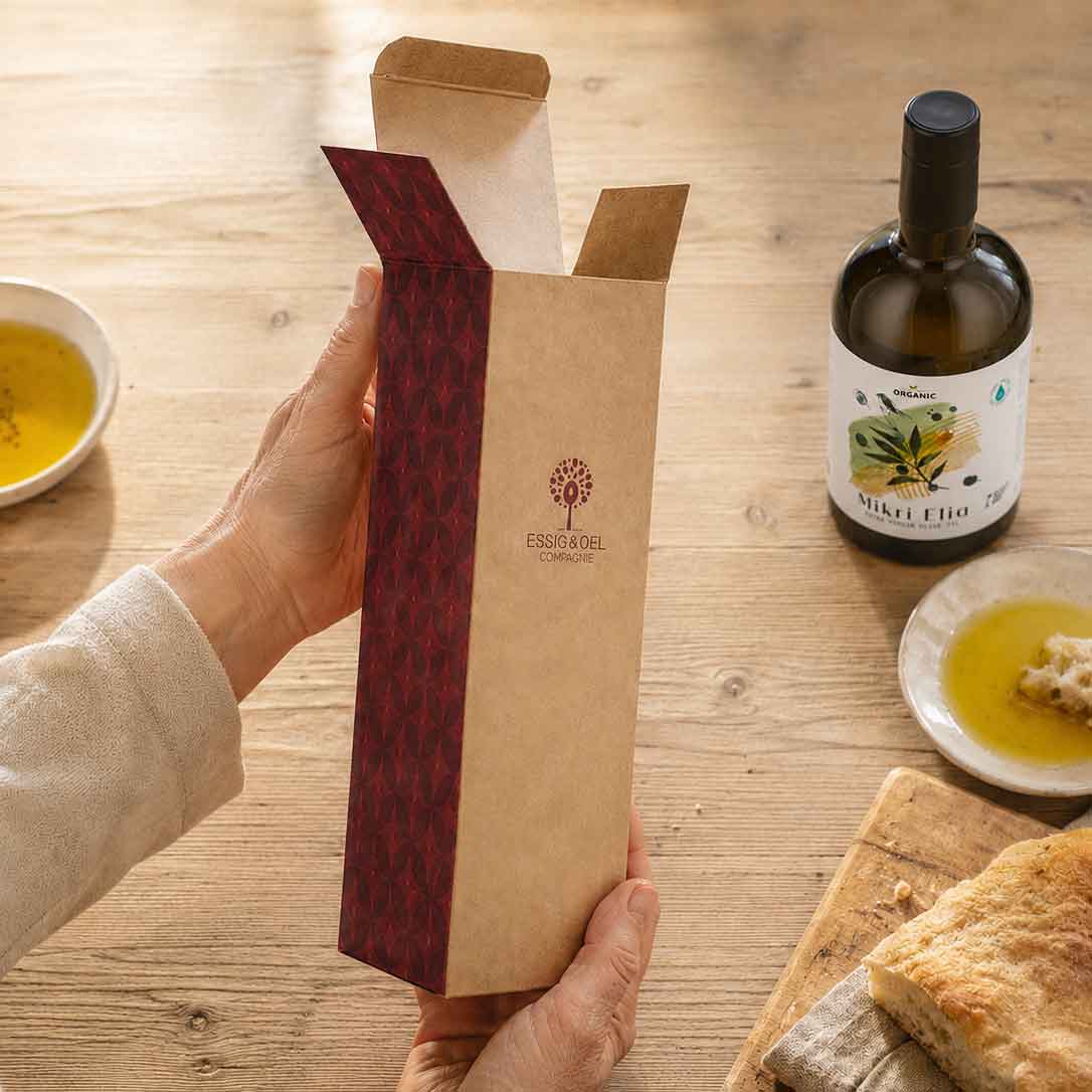 Geschenkkarton wird in den Händen gehalten