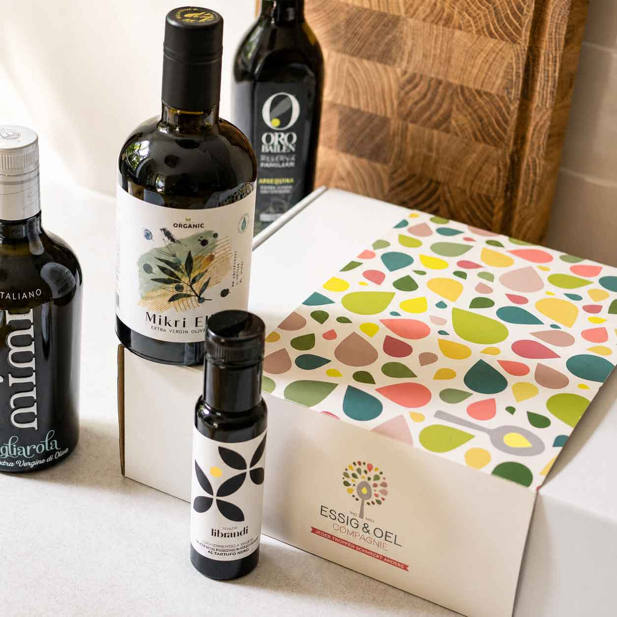 Weiße Geschenkbox mit Banderole