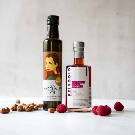 Haselnussöl und Himbeerbalsam mit Haselnüssen und Himbeeren.
