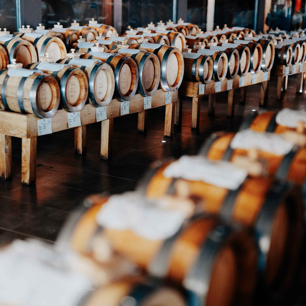 Eine Batterie aus Holzfässern für Aceto Balsamico di Mondena Tradizionale DOP
