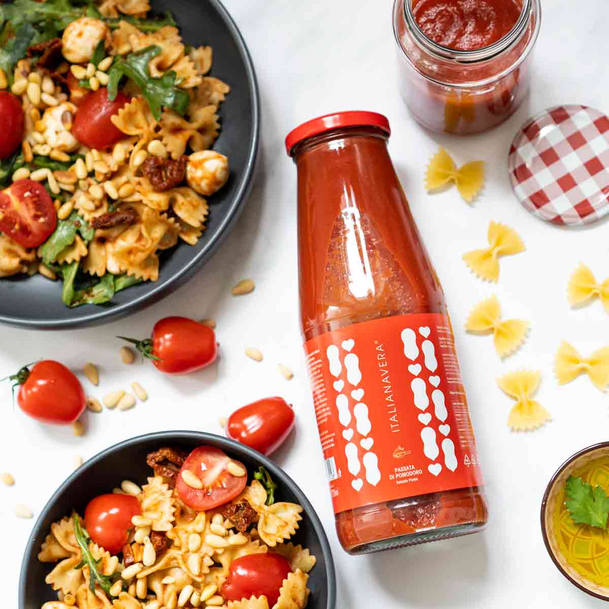 Italienischer Nudelsalat, Italianavera Passata, Kirschtomaten, Pinienkerne, Farfalle.
