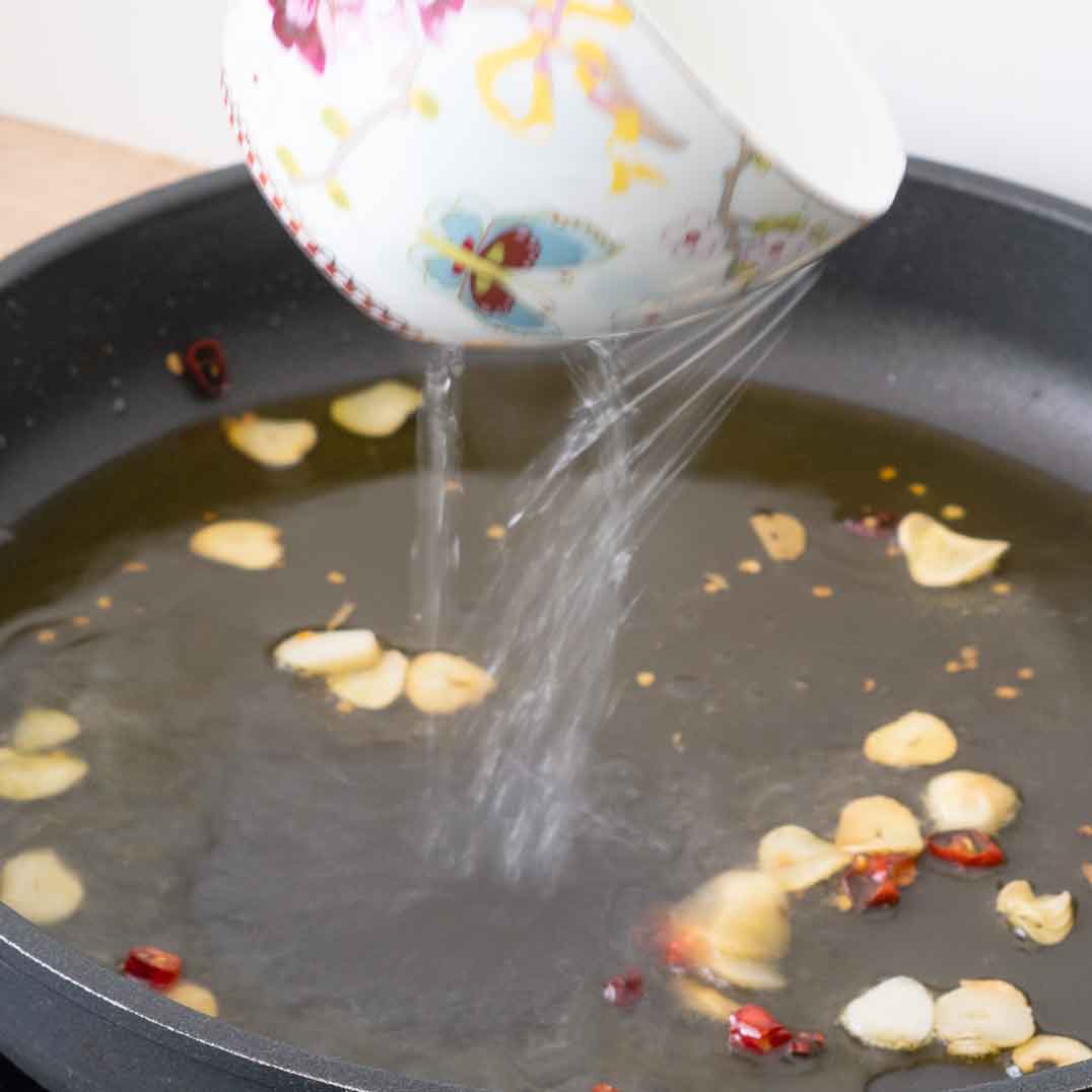 Sauce mit Pasta-Wasser ablöschen