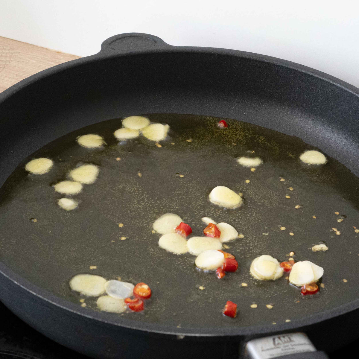 Knoblauch wird in Pfanne angebraten