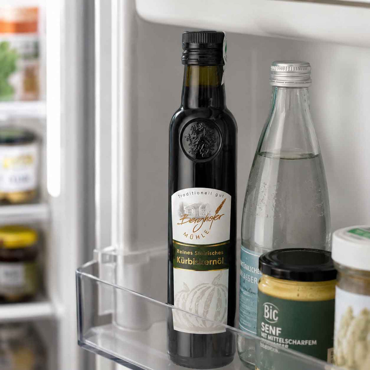 Geöffnetes Kürbiskernöl gehört in den Kühlschrank