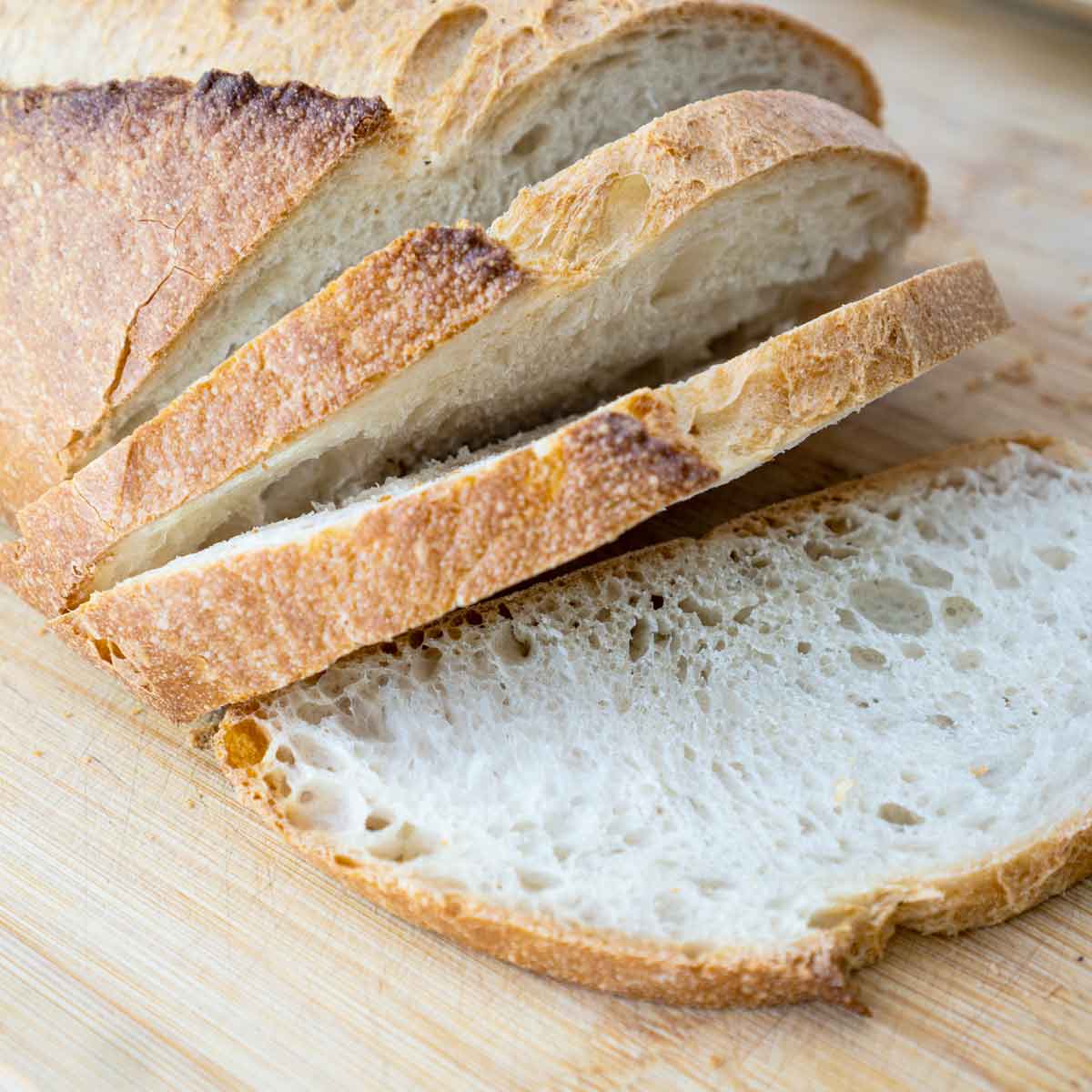 Aufgeschnittenes Weißbrot