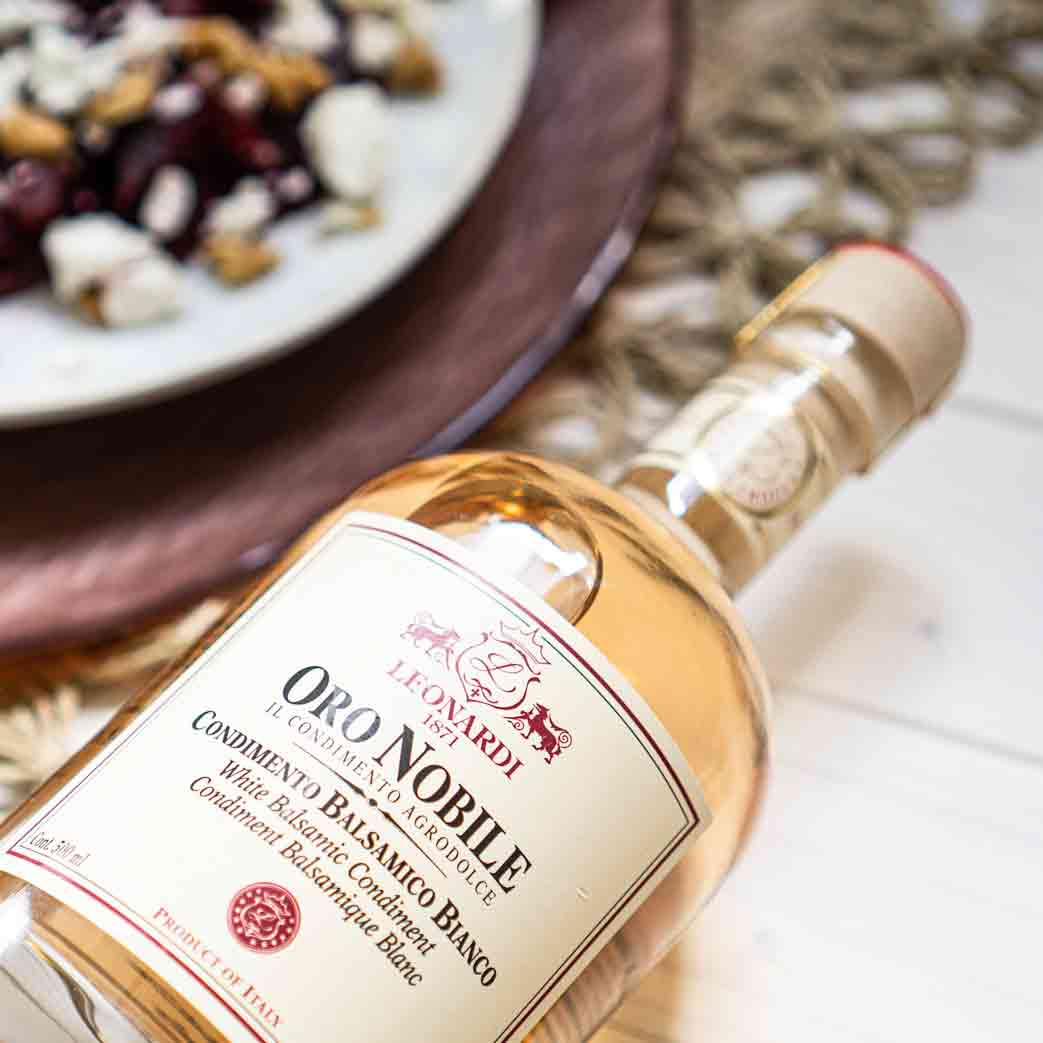 Leonardi Oro Nobile weißer Balsamico auf Tisch liegend.