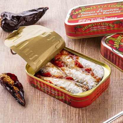 Sardinen in Dosen, Marke La Belle-Iloise, mit Gewürzen.
