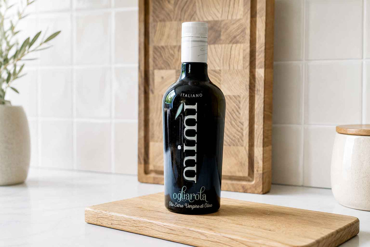 Olio Mimi Ogliarola auf Holzbrett