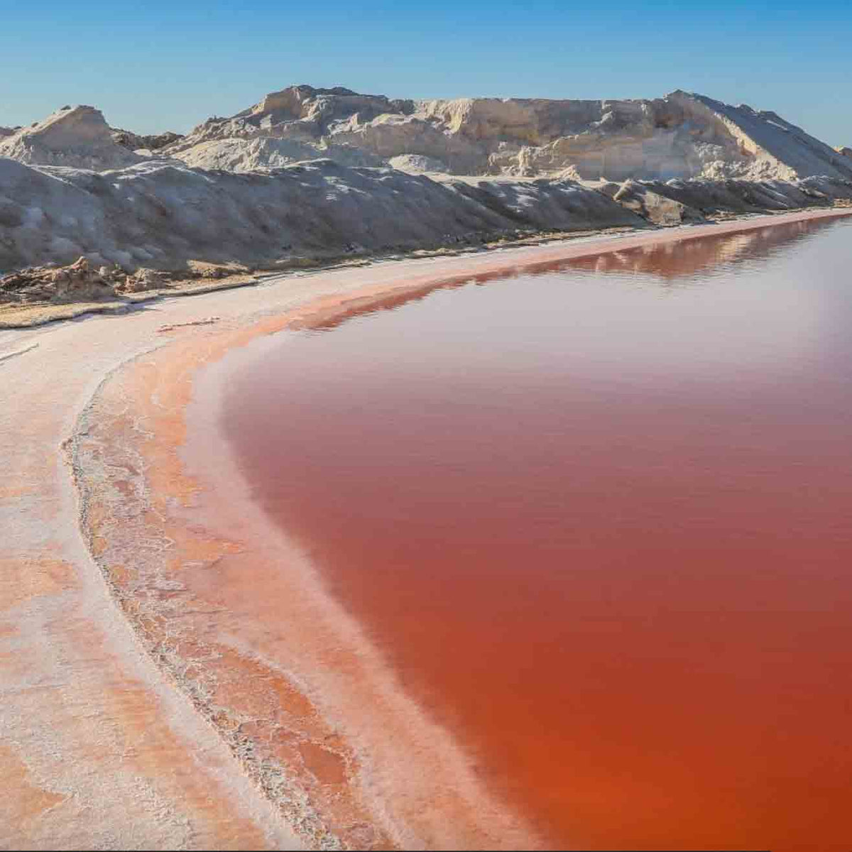 Salzlagune von Murray River mit Rosa Wasser und Salz