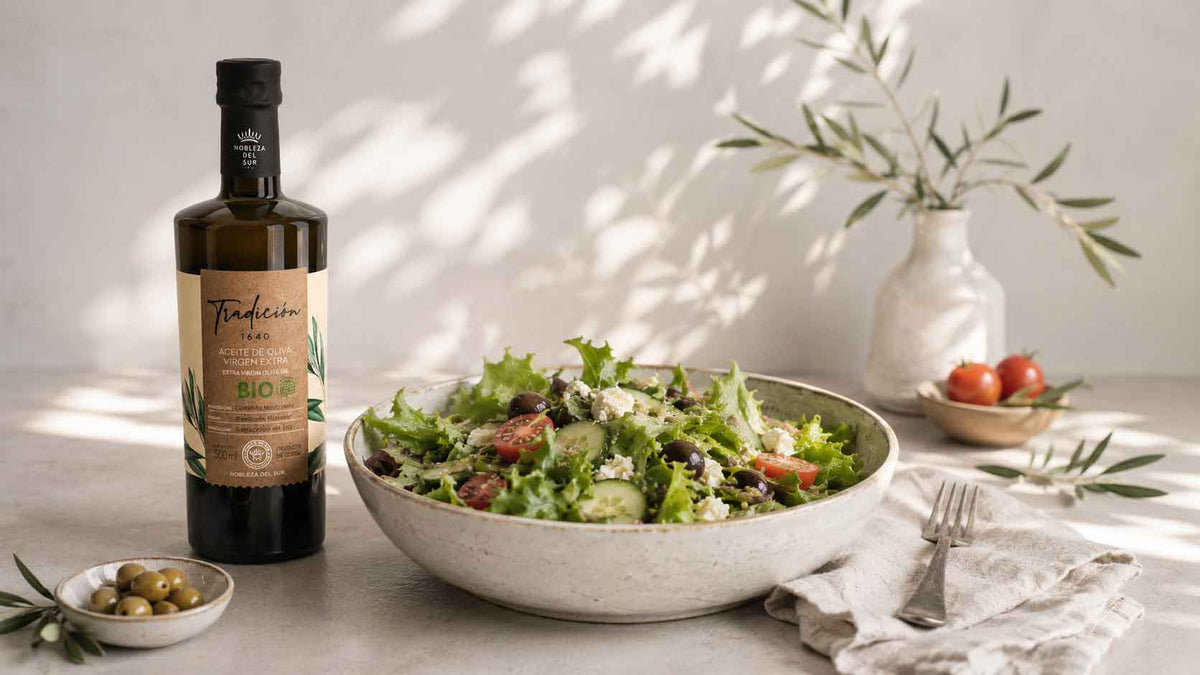 Tradicion Olivenöl von Nobleza del Sur Bio zusammen mit einer Schüssel Salat