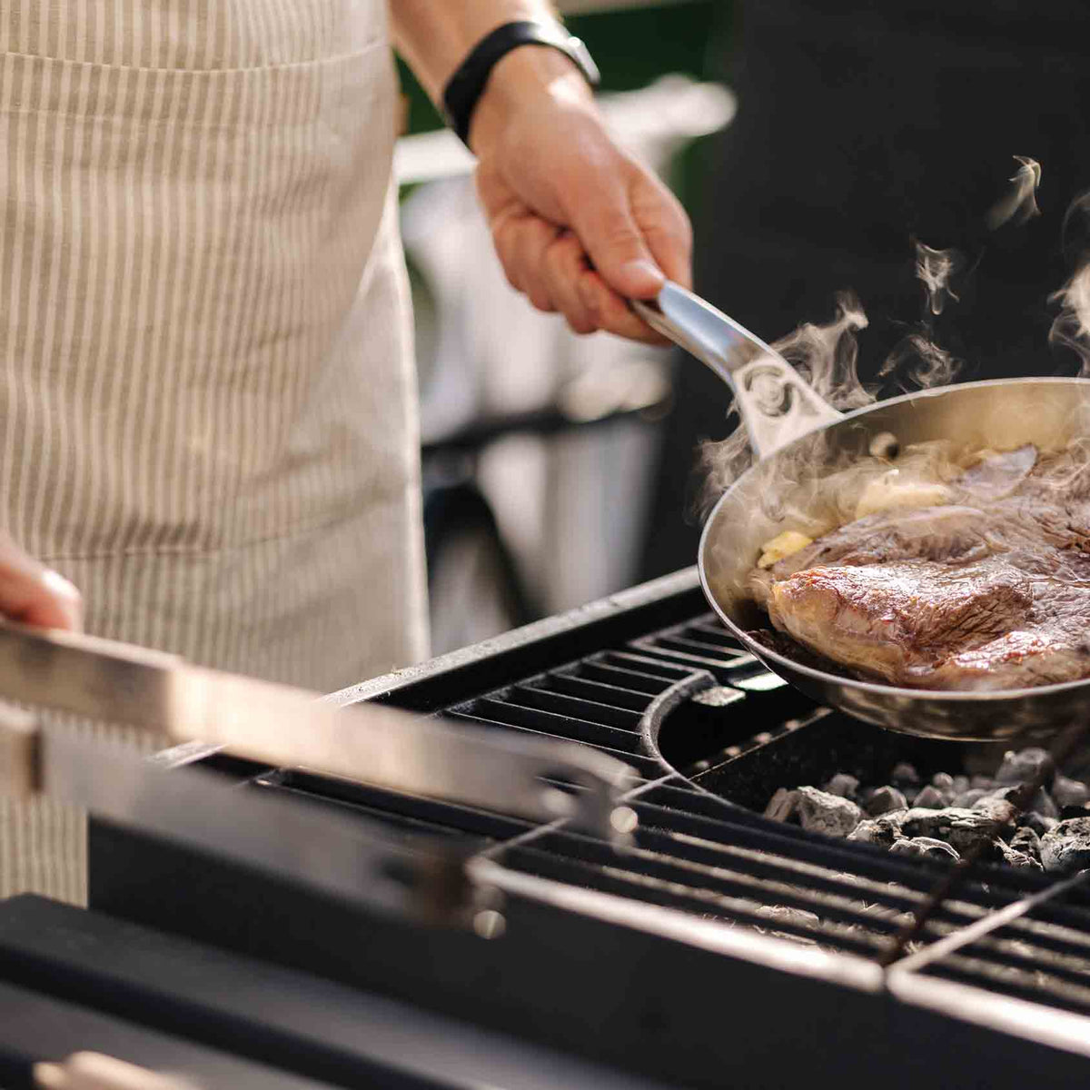 Fleisch wird angebraten