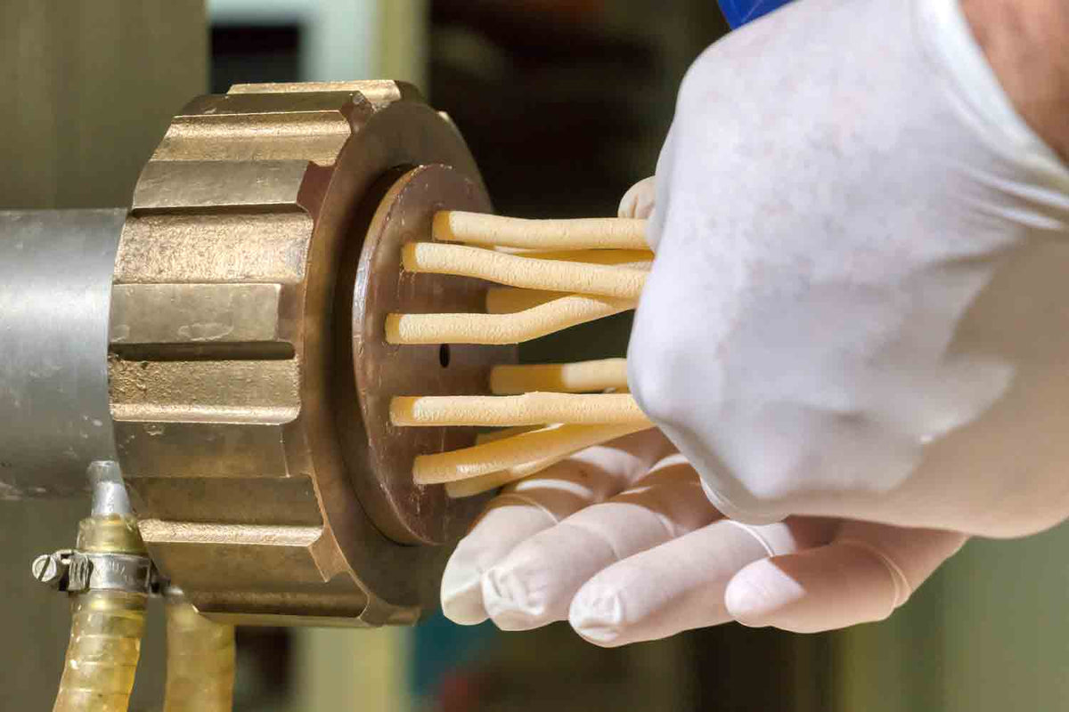 Pasta-Herstellung mit Bronze-Matrizen.