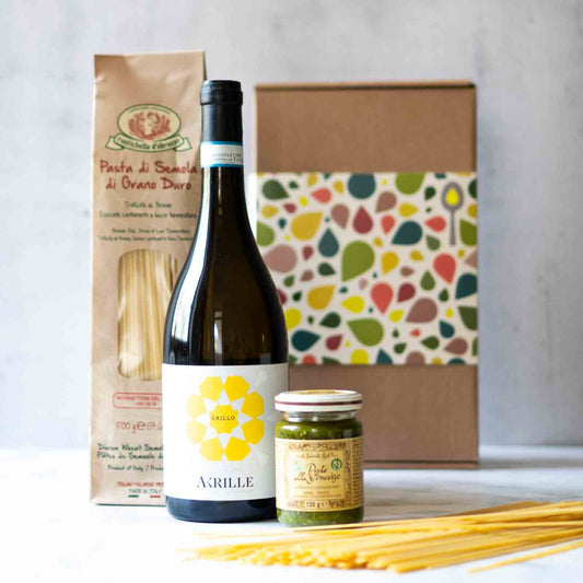 Wein, Pasta, Pesto, Geschenkbox mit buntem Muster.