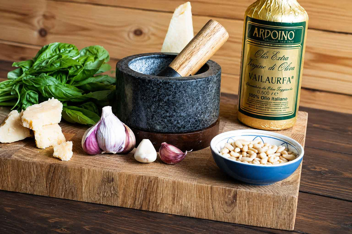 Zutaten für ein Pesto Genovese: Basilikum, Olivenöl, Parmesan, Pecorino, Knoblauch, Salz und Pfeffer