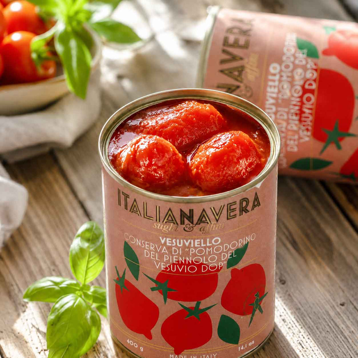 Geöffnete Dose Piennolo-Tomaten von Italianavera auf Holztisch.