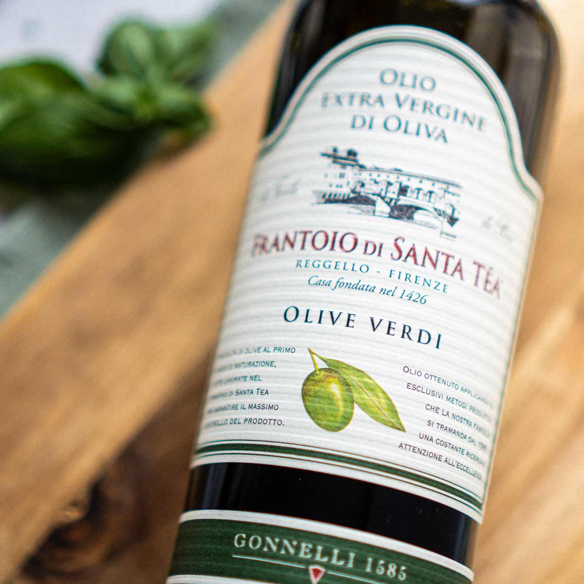 Flasche Olivenöl Frantoio di Santa Tea auf Holzbrett.