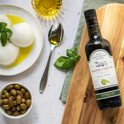 Olivenöl, Mozzarella, Oliven, Basilikum, Löffel, Holzbrett, Frantoio Santa Té.