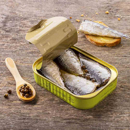 Offene Sardinenbüchse mit Pfeffer und Olivenöl.