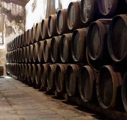 Holzfässer in einem Weinkeller, Sherry-Lagerung.
