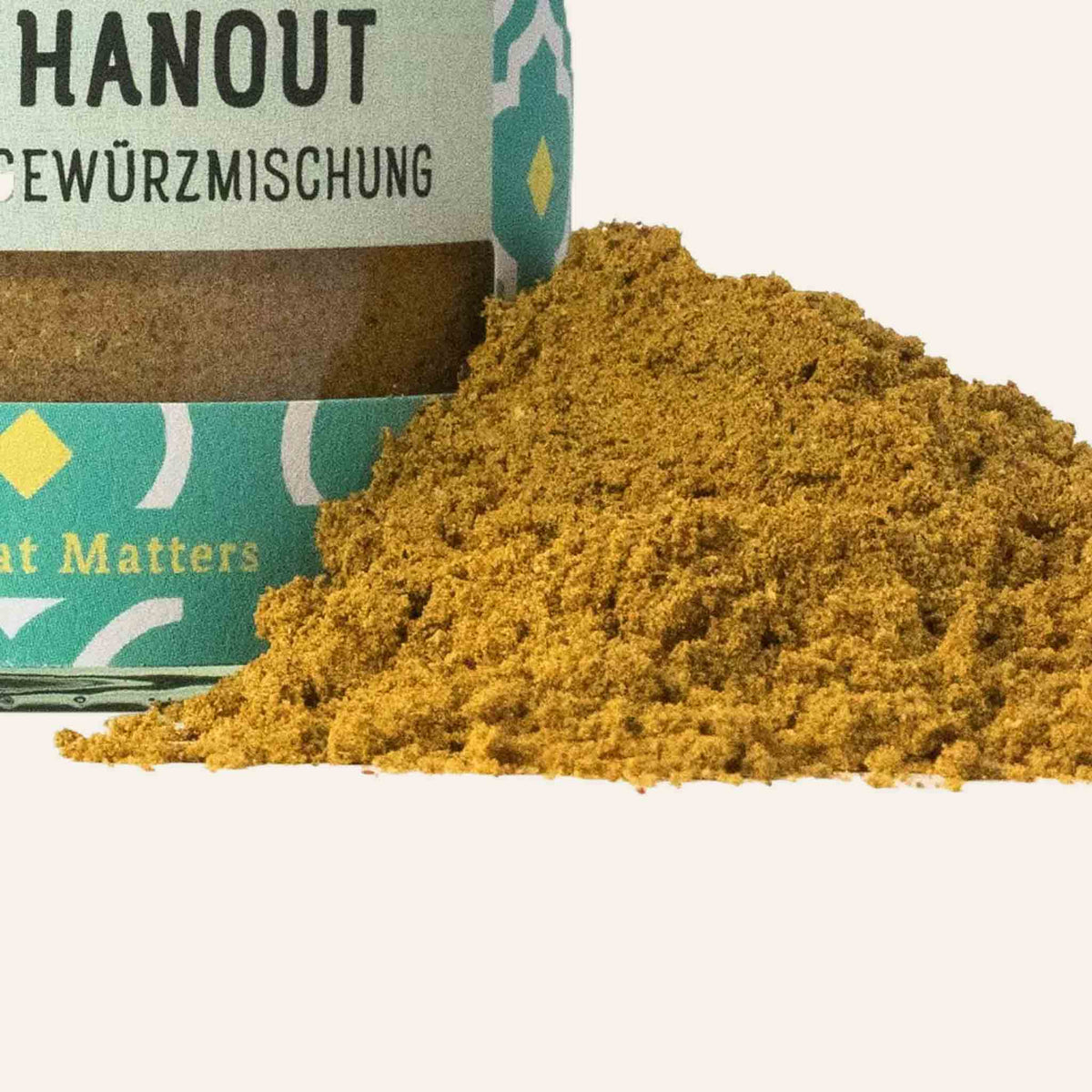 Soul Spice Ras el Hanout Gewürzmischung neben Gewürzhaufen.