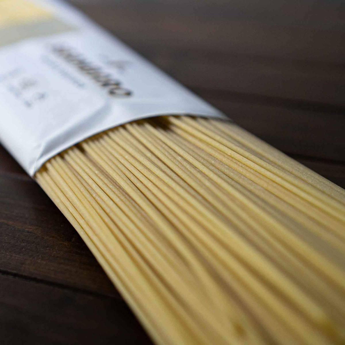 Nahaufnahme von hochwertigen Spaghetti. Die Oberfläche ist rau von den Broze-Matritzen.
