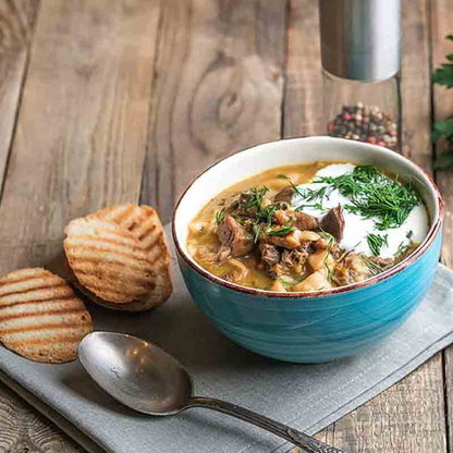 Suppe mit Pilzen und Brot.