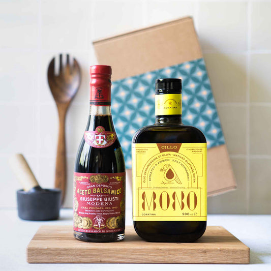 Ein Set aus Olivenöl und Aceto Balsamico di Modena IGP