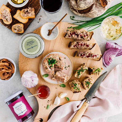Delikatessen mit Olivenöl, Essig, Nussöl, Wein und Geschenken.