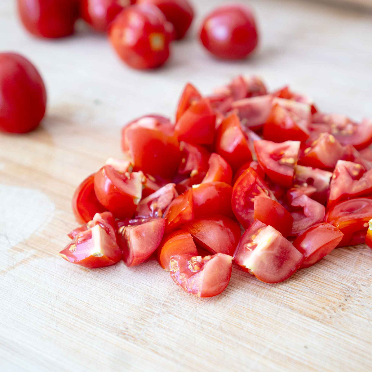 Geschnittene Kirschtomaten auf Holzbrett